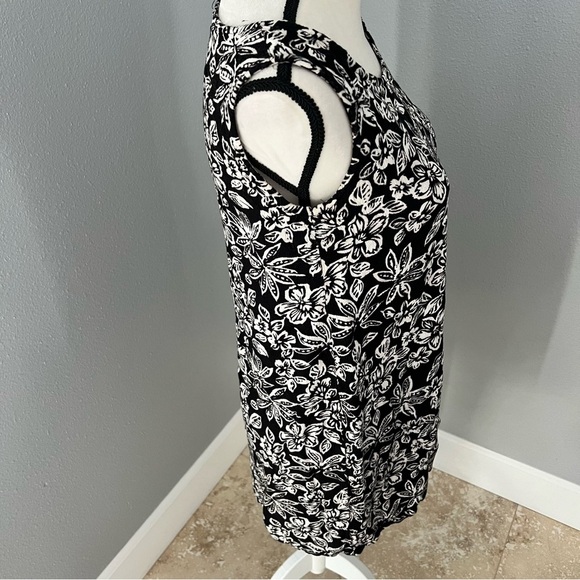 Women’s 1X Notations Sleeveless Tunic Black w/White Beachy Floral Pattern - Picture 2 of 8